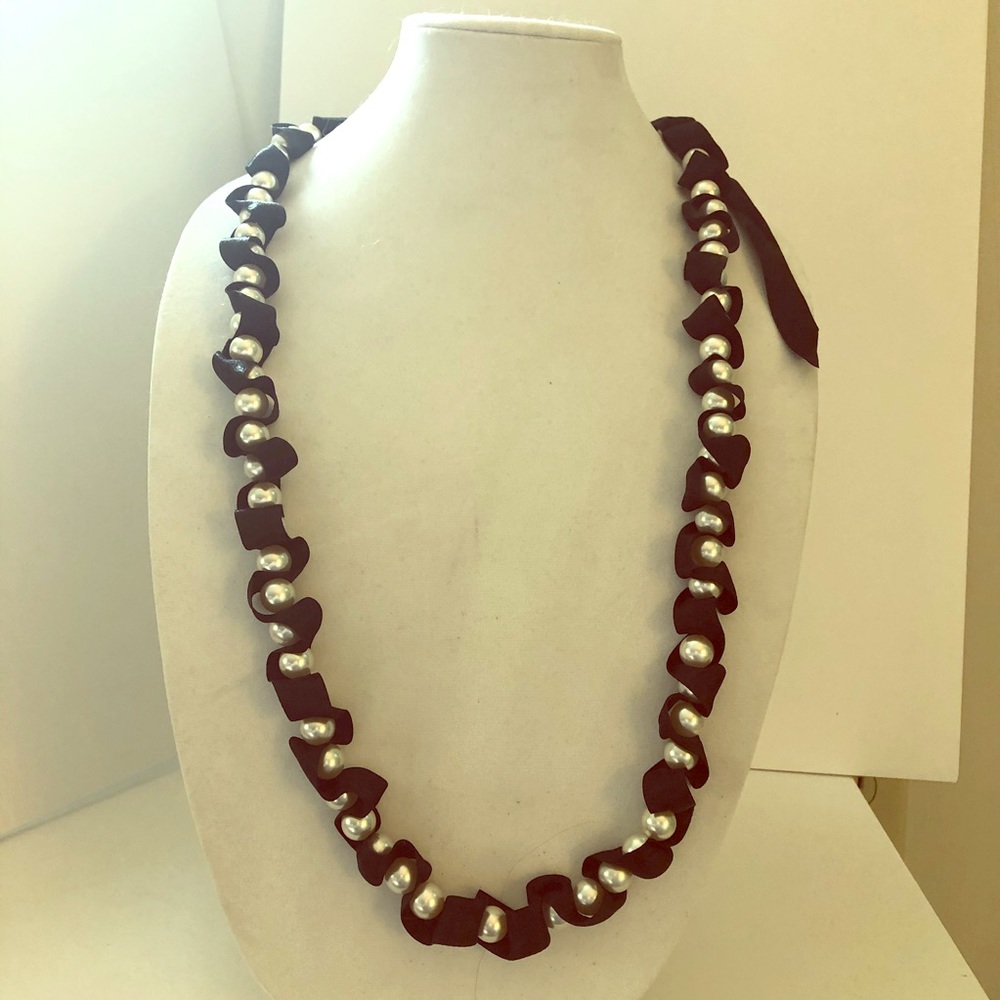 NWT ribbon and faux pearl necklace 💝